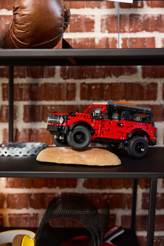 LEGO Technic Ford Bronco 42213 detail