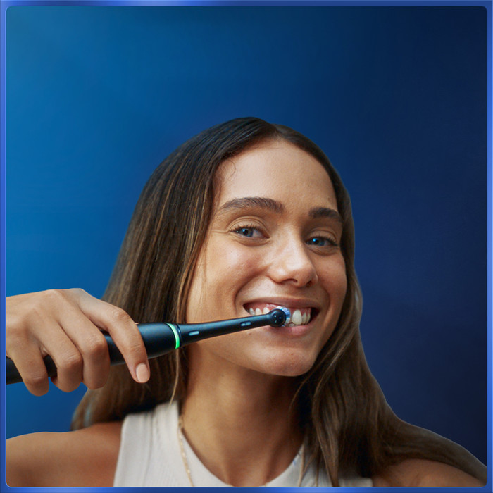 Oral-B iO 5N Zwart product in gebruik