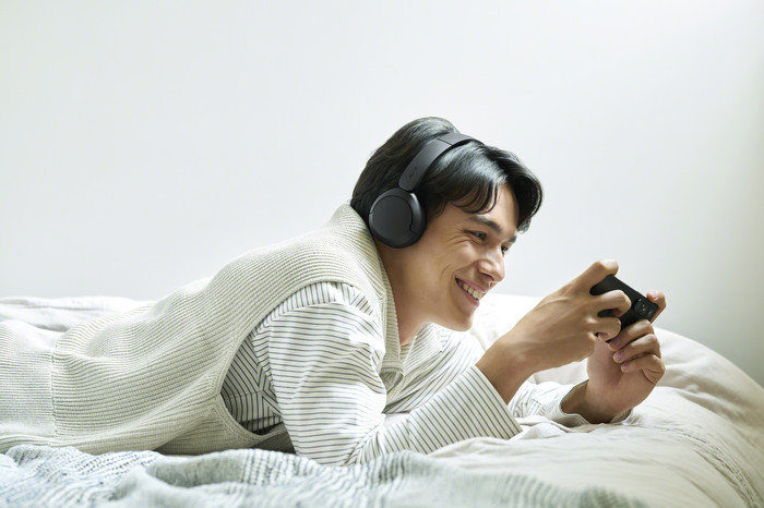 Sony WH-CH535 Zwart product in gebruik