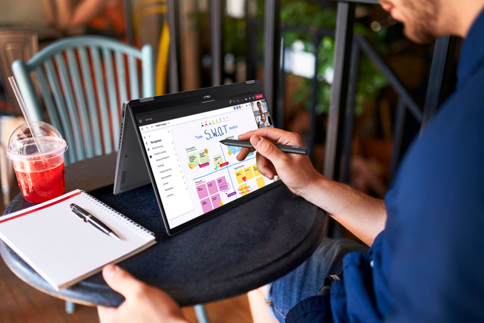 ASUS Vivobook 16 Flip OLED Copilot+ PC TP3607SA-SI099W product in gebruik