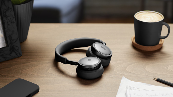 JBL Live 680NC Zwart product in gebruik