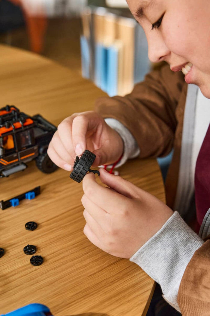 LEGO Speed Champions Jaguar Project 7 en Land Rover Defender 77264 product in gebruik