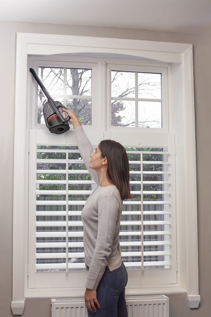 BLACK+DECKER BHHV520JF-QW product in use