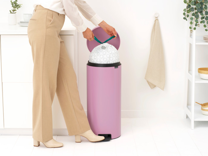 Brabantia NewIcon Pedaalemmer 30 Liter Lilac Pink product in gebruik