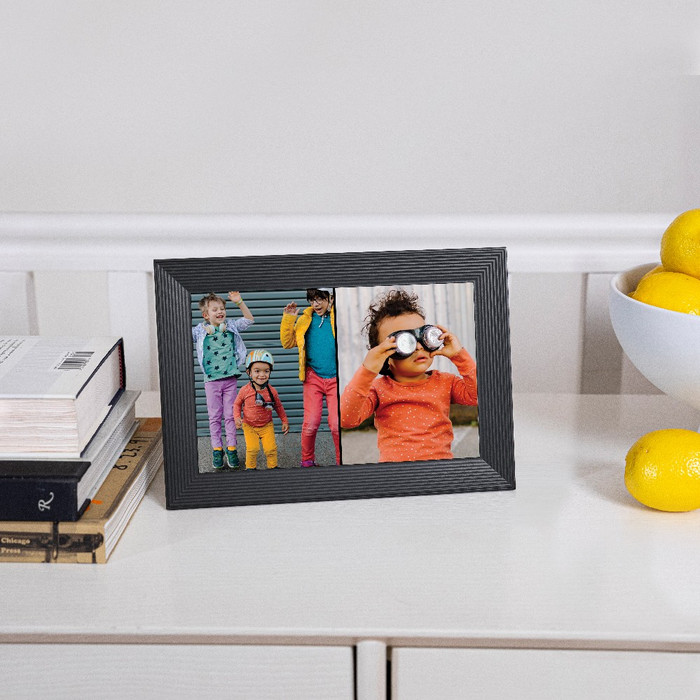 Aura Frames Carver Zwart product in gebruik