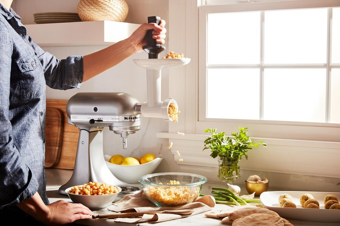 KitchenAid 5KSMFGA Voedselmolen product in gebruik