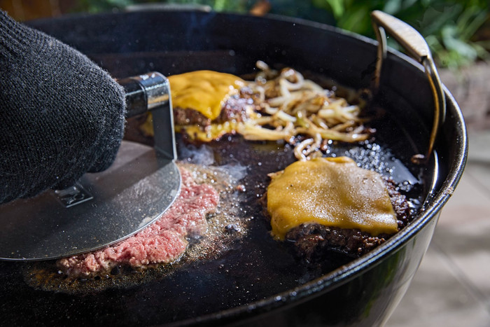 Weber Smashed Burgerpers voor Plancha product in gebruik