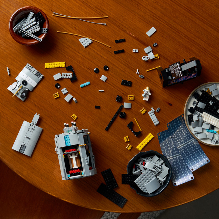 LEGO Icons Ruimtetelescoop Hubble 11382 product in gebruik