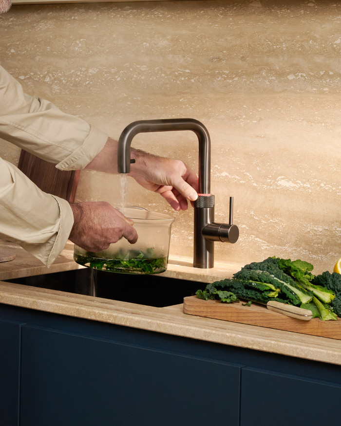 Quooker COMBI+ & Quooker Flex Square Gunmetal product in gebruik