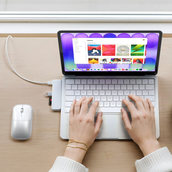 Satechi USB-C Snap Hub Zilver product in gebruik