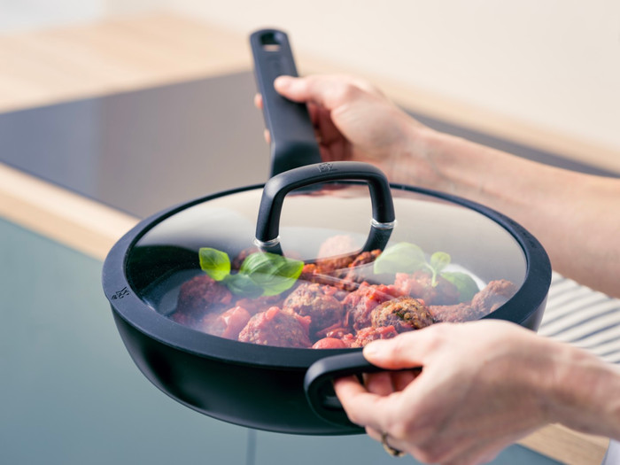 BK Infinity Hapjespan 28 cm + deksel product in gebruik