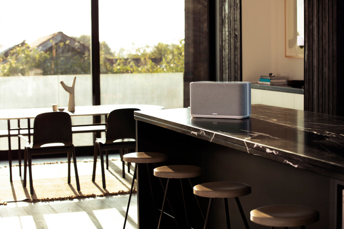 Denon Home 350 Wit product in gebruik