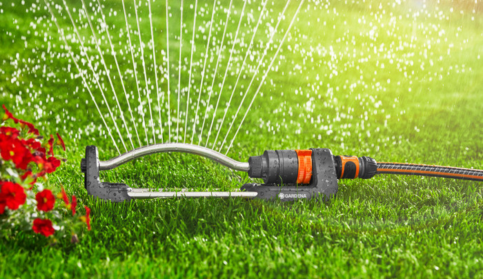 Gardena Zwenksproeier Aqua S product in gebruik