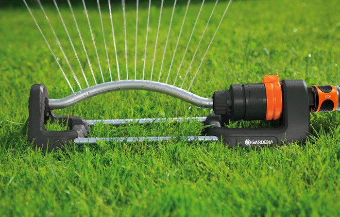 Gardena Zwenksproeier Aqua S product in gebruik