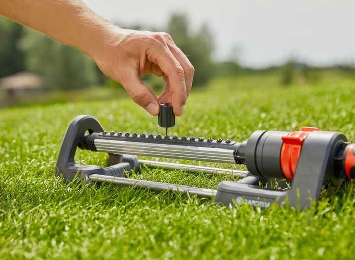 Gardena Zwenksproeier Aqua L product in gebruik