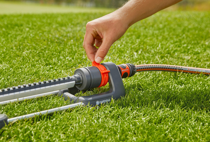 Gardena Zwenksproeier Aqua L product in gebruik
