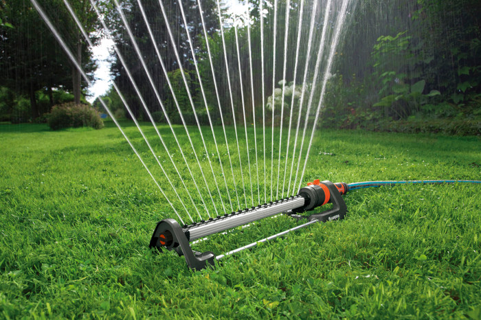 Gardena Zwenksproeier Aqua L product in gebruik