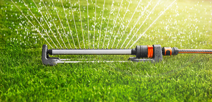 Gardena Zwenksproeier Aqua L product in gebruik