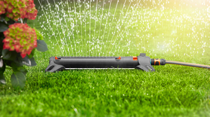 Gardena Textielslang Liano Set 30m Spuit + Gardena Zwenksproeier AquaZoom M product in gebruik