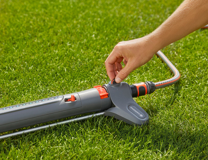 Gardena Textielslang Liano Set 30m Spuit + Gardena Zwenksproeier AquaZoom M product in gebruik