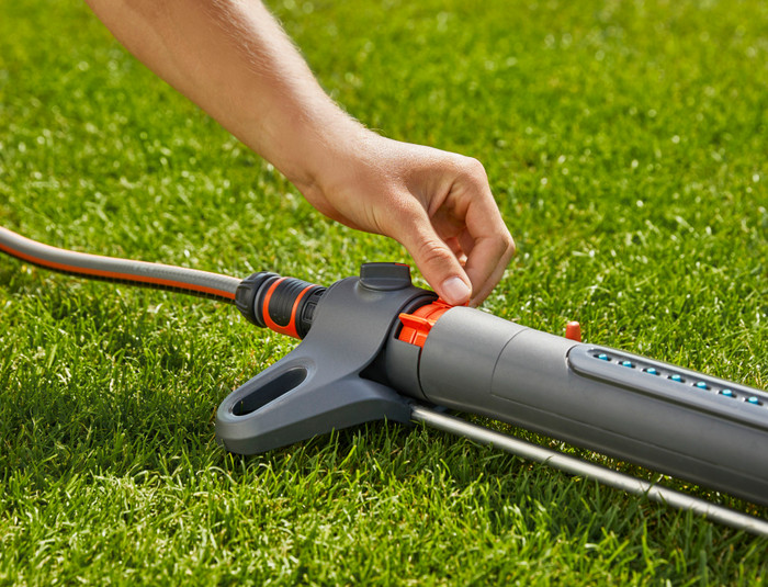 Gardena Textielslang Liano Set 30m Spuit + Gardena Zwenksproeier AquaZoom M product in gebruik