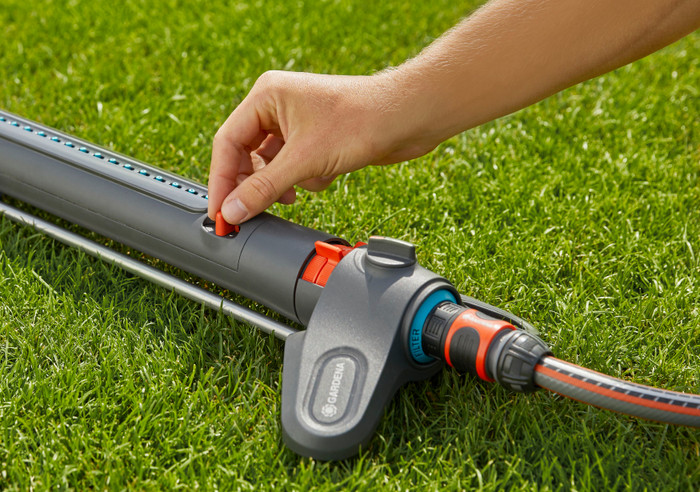 Gardena Textielslang Liano Set 30m Spuit + Gardena Zwenksproeier AquaZoom M product in gebruik