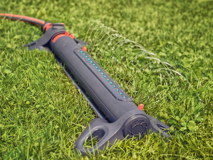 Gardena Textielslang Liano Set 30m Spuit + Gardena Zwenksproeier AquaZoom M product in gebruik