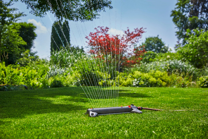 Gardena Textielslang Liano Set 30m Spuit + Gardena Zwenksproeier AquaZoom M product in gebruik