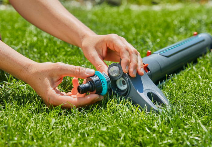 Gardena Premium SuperFLEX 50m Large Sproeierpakket product in gebruik