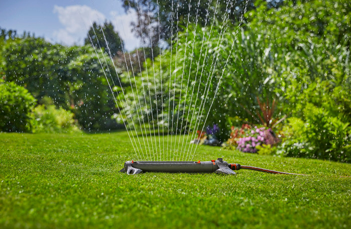 Gardena Premium SuperFLEX 50m Large Sproeierpakket product in gebruik