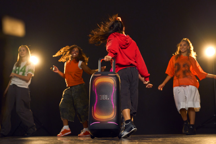 JBL Partybox 330 Zwart product in gebruik