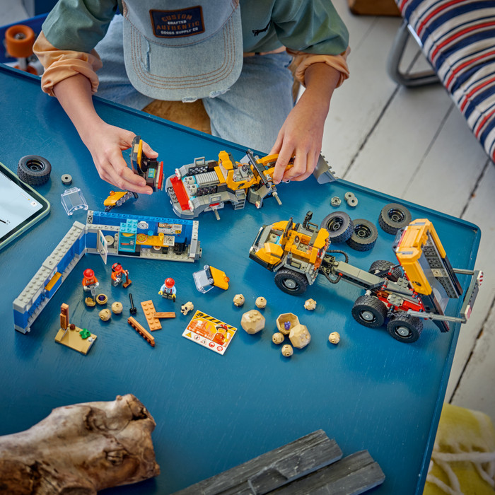 LEGO City Kiepwagen en voorlader 60494 product in gebruik