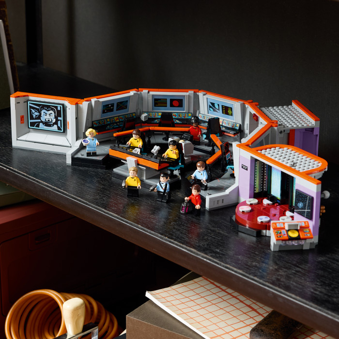 LEGO Icons Star Trek: U.S.S. Enterprise NCC-1701 Brug 11385 product in gebruik