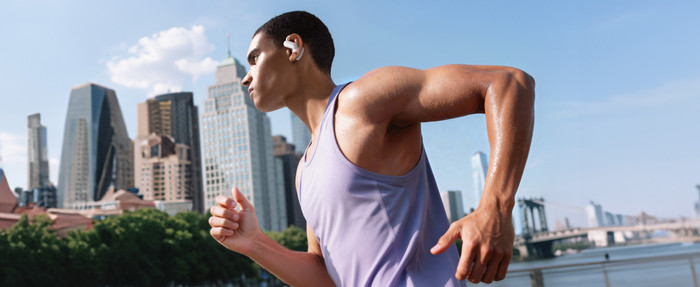 Soundcore AeroFit 2 Pro Wit product in gebruik