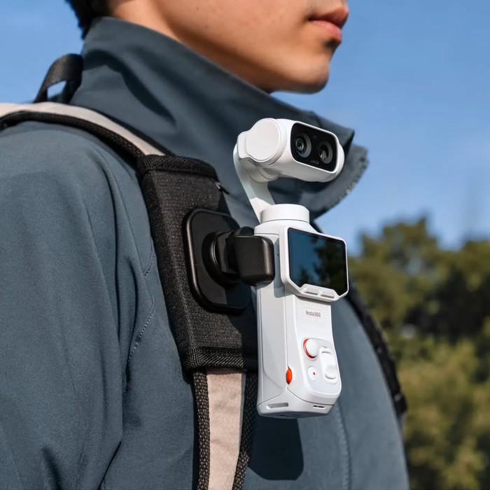 Insta360 Backpack Mount for Luna Series product in gebruik