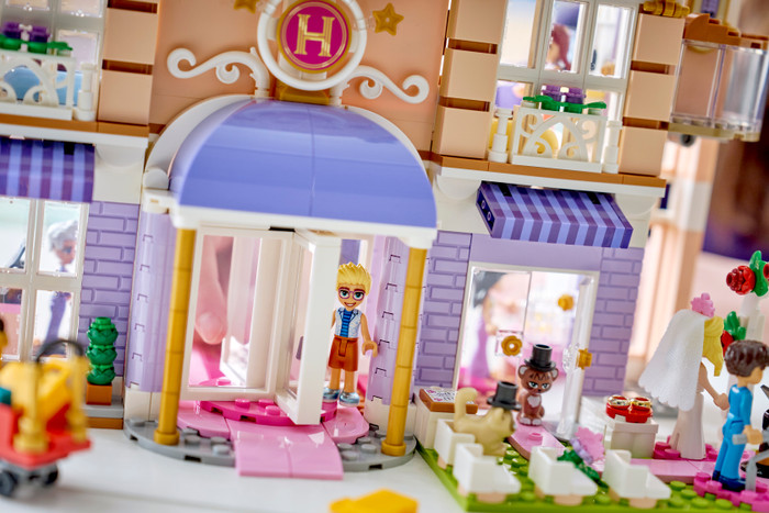 LEGO Friends Heartlake City Grand Hotel 42704 product in gebruik
