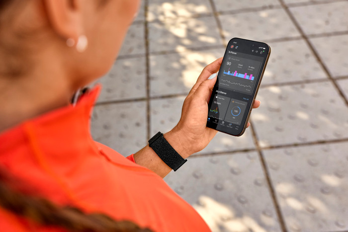 Garmin CIRQA Smart Band S/M Zwart product in gebruik