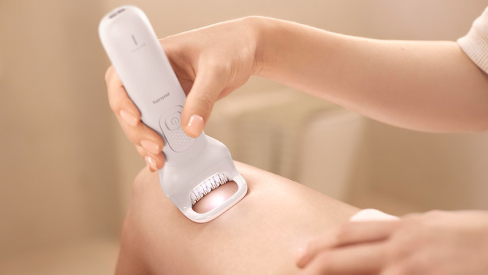 Philips Series 9900 Beauty Set BRE738/00 product in gebruik