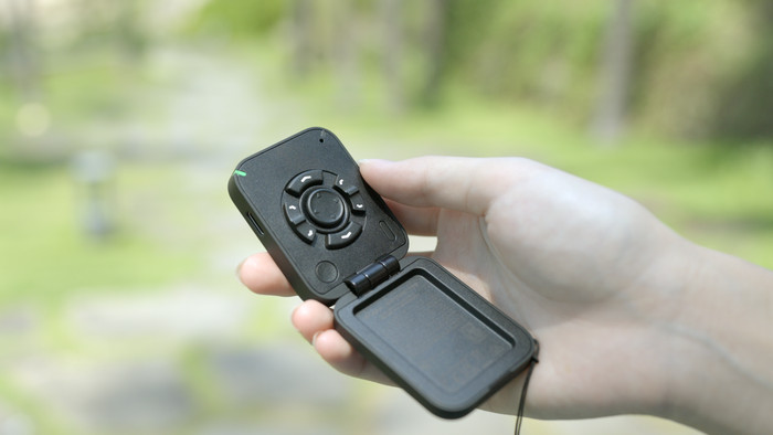 HOVERAir Versa Smart Mini Controller MiCo product in gebruik