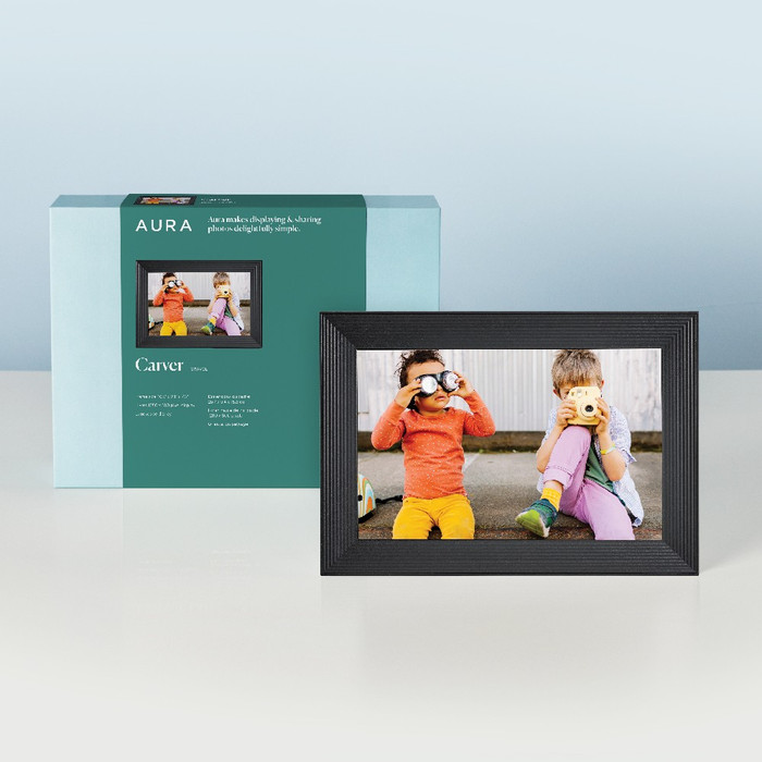 Aura Frames Carver Zwart product in gebruik