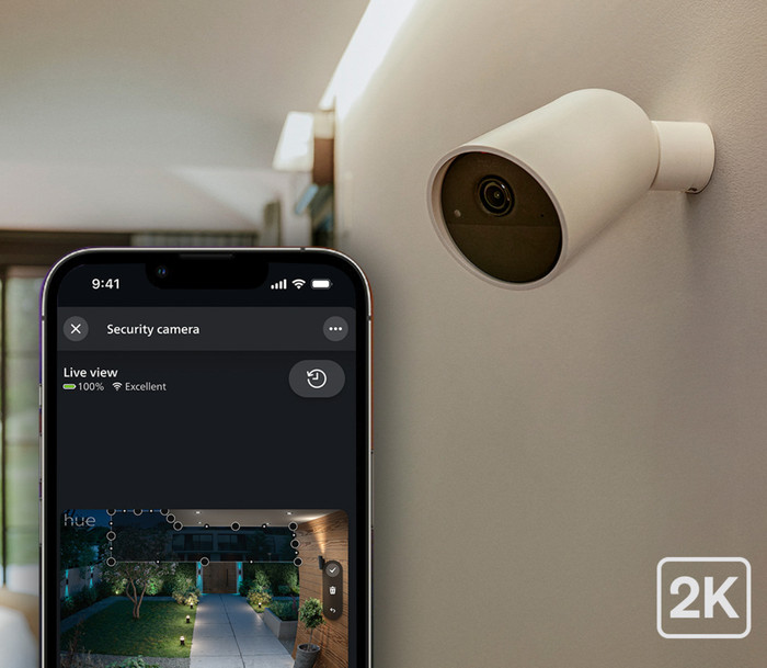 Philips Hue Secure Beveiligingscamera met batterij 2K Wit product in gebruik