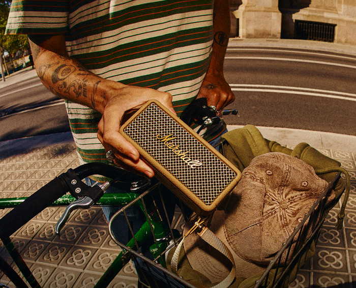Marshall Emberton III speaker BT Vivid Brown product in gebruik