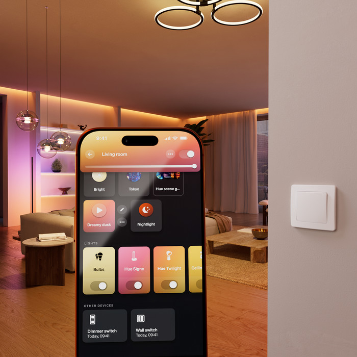 Philips Hue Bedrade Wandschakelaarmodule voor Slimme Lampen Duo Pack product in gebruik