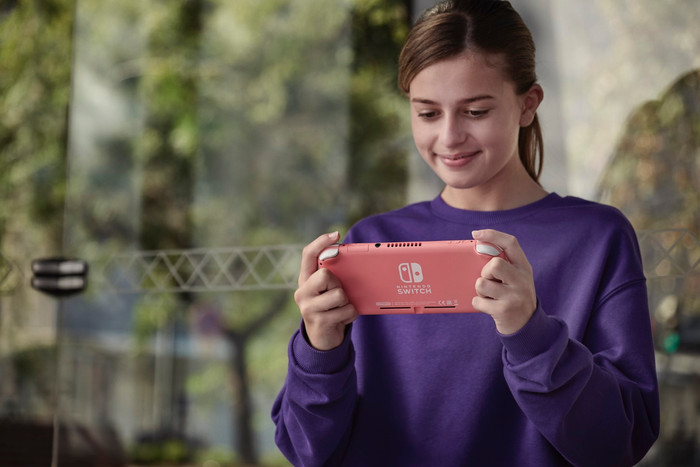 Nintendo Switch Lite Koraal + Bigben Officiële Nintendo Switch Lite Beschermtas product in gebruik