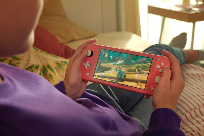 Nintendo Switch Lite Koraal + Bigben Officiële Nintendo Switch Lite Beschermtas product in gebruik