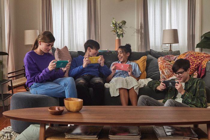 Nintendo Switch Lite Koraal + Bigben Officiële Nintendo Switch Lite Beschermtas product in gebruik