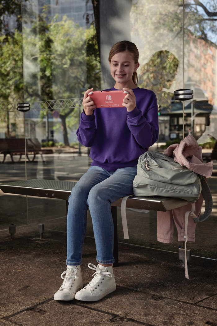 Nintendo Switch Lite Koraal + Bigben Officiële Nintendo Switch Lite Beschermtas product in gebruik