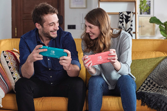 Nintendo Switch Lite Koraal + Bigben Officiële Nintendo Switch Lite Beschermtas product in gebruik