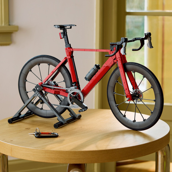 LEGO Icons Racefiets 11380 product in gebruik