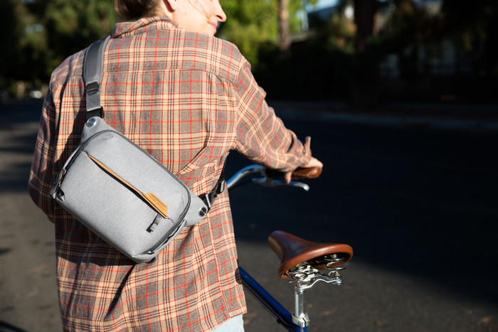 Peak Design Everyday Sling 3 l v2 Ash produkt in gebrauch